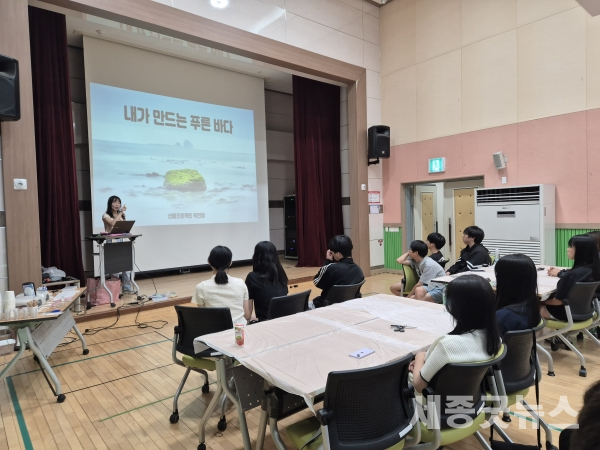 청소년자원봉사학교 교육에 몰입하고 있는 청소년들 모습