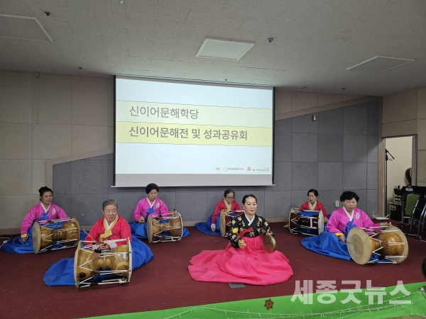 장구교육 참여하신 어르신들의 장구공연 모습